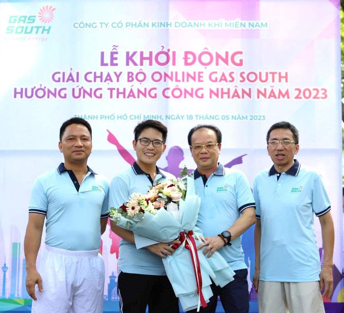 Ban lãnh đạo tặng hoa cho BTC giải chạy online