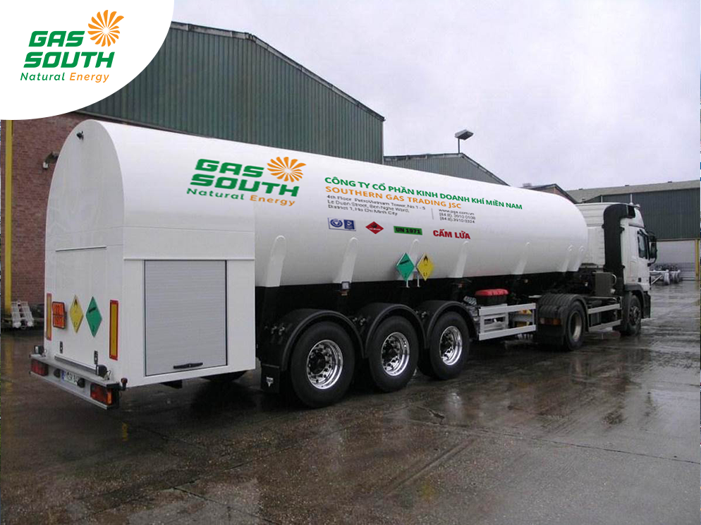 Specialized vehicle transporting LNG